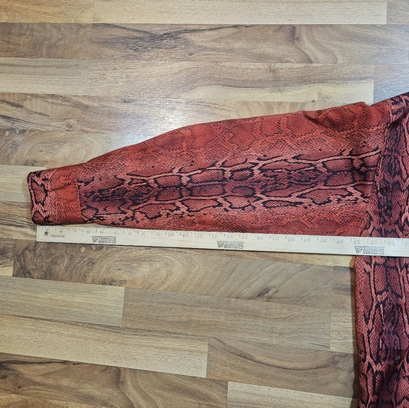 Wrangler Snakeskin Western Shirt Men’s M Red Black Pearl Snap Vintage - Picture 6 of 7